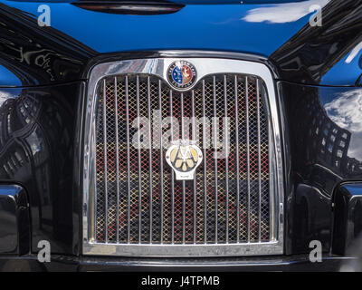 Un taxi a Londra (Black Cab) con un distintivo Union Jack flag design sulla griglia del radiatore. Foto Stock