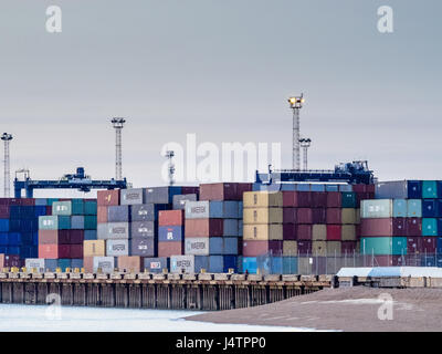 Porto di Felixstowe - Spedizione di contenitori impilati allo scalo nel porto di Felixstowe, il contenitore più grande porto nel Regno Unito Foto Stock