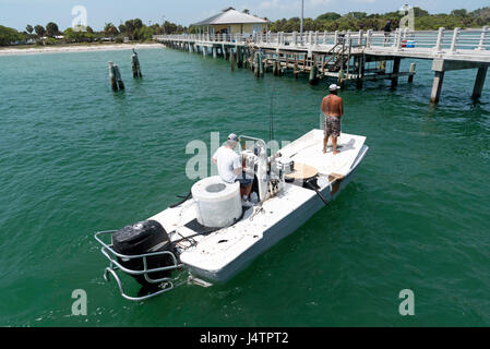 La pesca di queste esche utilizzando un cast net da una piccola barca sul Golfo del Messico in Florida USA Foto Stock