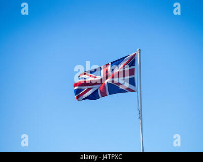 Un Union Jack sventola bandiera nel vento presso la località balneare e contenitore porto di Felixstowe nel Suffolk, Regno Unito Foto Stock