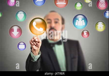 L uomo moderno di pressatura social media i pulsanti sul touch screen. La tecnologia di comunicazione mobile phone high tech concetto. Colorato multimediale touchscreen sym Foto Stock
