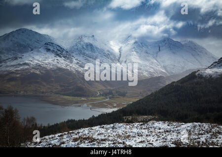 Le tempeste di neve passano oltre le cinque sorelle di Kintail, Highlands Occidentali, Scozia Foto Stock