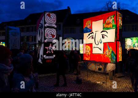 Muensterplatz, Basilea, Svizzera - Marzo 7, 2017. Vista su illuminato lanterne principale visualizzato sulla principale piazza della chiesa. Foto Stock