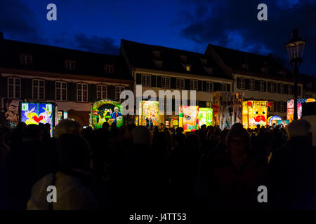 Il Carnevale di Basilea. Muensterplatz, Basilea, Svizzera - Marzo 7, 2017. Vista su illuminato lanterne principale visualizzato sulla principale piazza della chiesa. Foto Stock