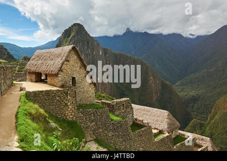 Casa Inca di Machu Picchu terrazza. Strada sulla antica cittadella di Machu Picchu città Foto Stock