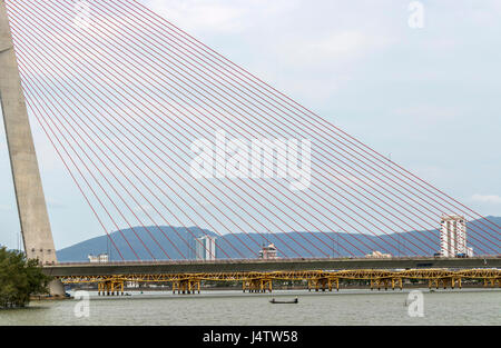 Barca passando il ponte di sospensione sulla canzone fiume Han Danang Vietnam centrale Foto Stock