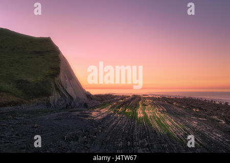 Spiaggia Sakoneta con flysch in Gipuzkoa Foto Stock