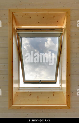 Tetto aperto nella finestra in alto soffitto in legno Foto Stock