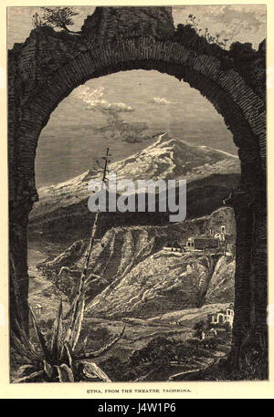 Etna. Dal teatro Taormina, 1878' è un'illustrazione di Josiah Wood Whymper, basata su un'opera di Harry Fenn, raffigurante l'Etna visto dall'antico teatro di Taormina, in Sicilia. L'opera d'arte cattura la maestosa presenza del vulcano alla fine del XIX secolo. Foto Stock