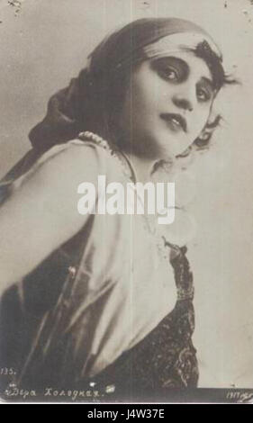 Questo si riferisce a una cartolina d'epoca con vera Kholodna, una popolare attrice sovietica nota per i suoi ruoli negli anni '1920 La cartolina potrebbe far parte di una collezione che commemora il suo lavoro nel primo cinema sovietico. Foto Stock