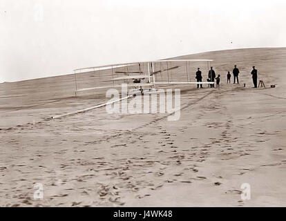 La macchina volante dei Wright Brothers del 1903, mostrata qui sulla pista di lancio, rappresenta un momento cruciale nella storia dell'aviazione, quando hanno fatto il loro primo volo di successo a Kitty Hawk, Carolina del Nord. Foto Stock