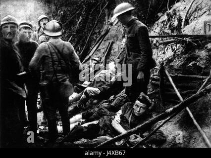 Il termine "Verwundetensammelstelle" si riferisce a un punto di raccolta per i feriti, tipicamente usato in contesti militari durante le guerre. Questi luoghi sono stati allestiti per curare ed evacuare i soldati feriti. Foto Stock