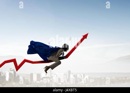 Giovane imprenditrice in maschera e capo grafico di equitazione freccia verso l'alto. I supporti misti Foto Stock