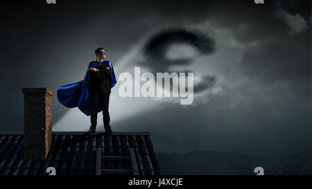 Giovani fiduciosi super imprenditore della maschera e mantello. I supporti misti Foto Stock