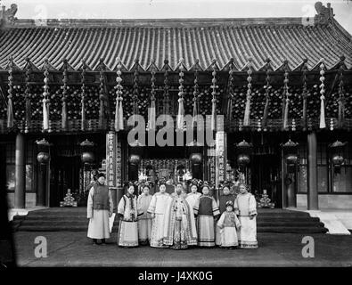 L'immagine raffigura l'imperatrice vedova Cixi della dinastia Qing, una potente figura della storia cinese, accompagnata da un assistente. Cixi governò la Cina per quasi mezzo secolo durante il tardo periodo Qing, influenzando le principali decisioni politiche. Il suo regno fu segnato da manovre politiche e significativi cambiamenti nel governo cinese. Foto Stock