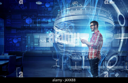 Hipster guy contro media technologies sfondo utilizzando lo smartphone. I supporti misti Foto Stock