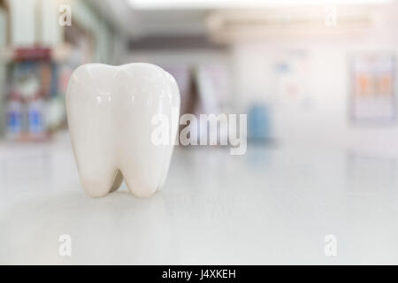 Denti artificiali modello sul tavolo di legno con sfocatura sullo sfondo Foto Stock