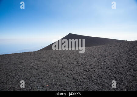 Il cratere del vulcano di bordo a Mt. Etna in Sicilia, Italia Foto Stock