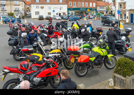 Un raduno di motociclisti in piazza del mercato Helmsley North Yorkshire Regno Unito Foto Stock