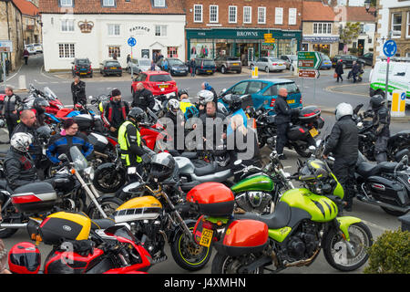 Un raduno di motociclisti in piazza del mercato Helmsley North Yorkshire Regno Unito Foto Stock