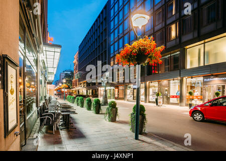 Helsinki, Finlandia - 27 Luglio 2014: notte vista serale di Kluuvikatu Street a Helsinki. Strada di illuminazione notturna. Foto Stock