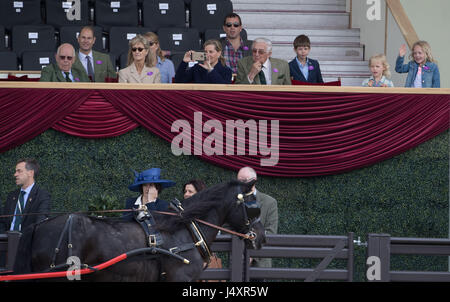 L'Earl del Wessex (seconda a sinistra), la Contessa di Wessex (centro) e il Savannah Phillips (a destra) agitando a Lady Louise Windsor presso lo champagne Laurent-Perrier soddisfare della guida britannica società presso il Royal Windsor Horse Show, che si svolge nel parco del Castello di Windsor in Berkshire. Foto Stock