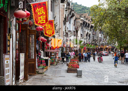 Zhenyuan, Guizhou, Cina. Scena di strada. Foto Stock