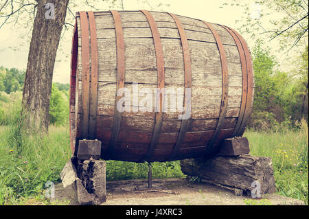 Barile vecchio che indica l'inizio di una zona vitivinicola di eccellenti uve. Foto Stock