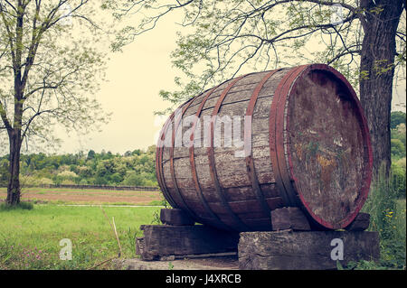 Barile vecchio che indica l'inizio di una zona vitivinicola di eccellenti uve. Foto in stile vintage. Foto Stock