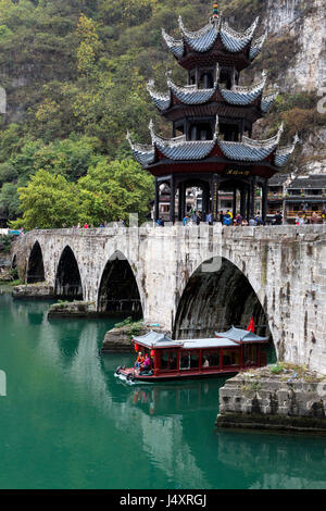 Zhenyuan, Guizhou, Cina. Crociera sul Fiume barca passando sotto il ponte Zhusheng attraverso il Fiume Wuyang. Foto Stock