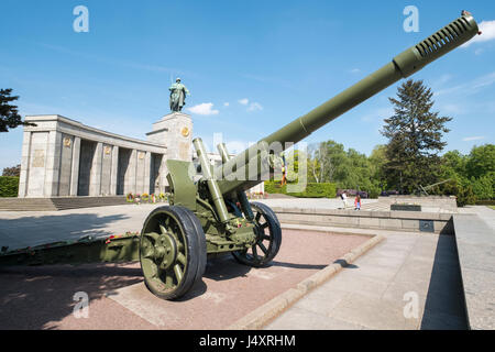 Memoriale Sovietico nel Tiergarten con fiori per giorno ve, Berlino, Germania Foto Stock