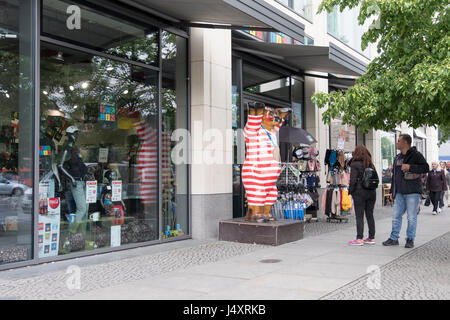 Negozio di souvenir sulla Unter den Linden, Berlino, Germania Foto Stock