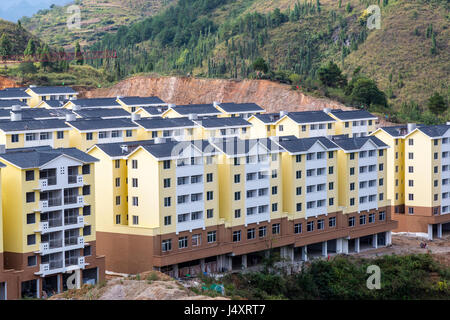 Guizhou, Cina. Nuova crescita urbana. Nuovi edifici di appartamenti tra Zhenyuan e Kaili. Foto Stock