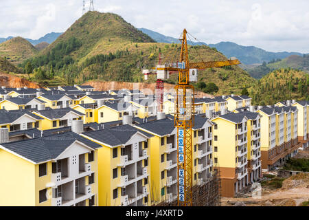 Guizhou, Cina. Nuova crescita urbana. Nuovi edifici di appartamenti tra Zhenyuan e Kaili. Foto Stock