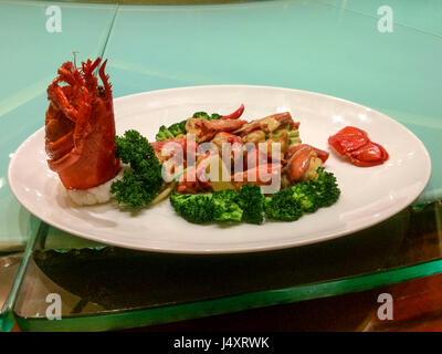 Aragosta e broccoli per pranzo, Guiyang, Guizhou, Cina. Foto Stock