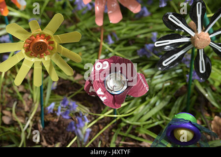 È sotto embargo per 0001 Lunedì 15 Maggio fiori riciclata con tazze e tappi di bottiglie da artista Michelle Reader, sedersi tra decine piantata sul suolo della foresta come parte di una installazione artistica nella Foresta di Dean, Gloucestershire, per accrescere la consapevolezza della lettiera rurale problemi nella zona. Foto Stock