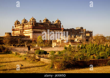 Jahangir Mahal e Raja Mahal Orchha al tramonto, India Foto Stock