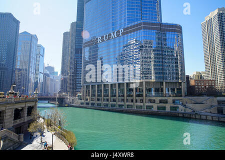 CHICAGO, IL - 15 Aprile 2016: Chicago River nelle ore diurne. Trump International Hotel and Tower, un grattacielo condo hotel si trova nel centro cittadino di Chicago, Foto Stock