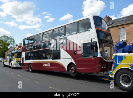 Un bus è trainato dalla scena come un 70-anno-vecchia donna è morto dopo essere stato colpito da un bus in Davidson di alimentazione, Edimburgo. Foto Stock