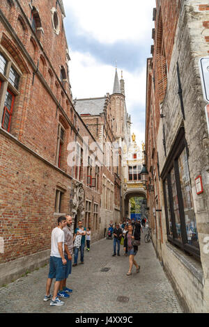 Bruges, Belgio - luglio 7, 2016 : Persone passeggiando per la città di Brugge. Bruges è la città popolare con le attrazioni turistiche e città vecchia architettura Foto Stock