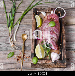 Carne cruda.raw di manzo con spezie sulla scheda di cucina Foto Stock