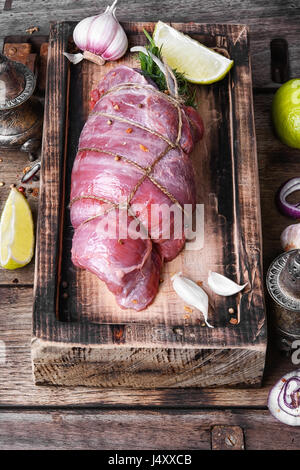 Materie polpettone di carni bovine sulla scheda di cucina Foto Stock