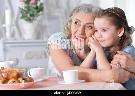 Nonna con un piccolo nipote bere il tè Foto Stock