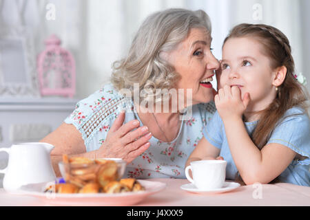 Nonna con un piccolo nipote bere il tè Foto Stock