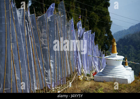 White flag di preghiera, che simboleggiano mounrning del morto con stupa buddisti, Sangkak Choeling monastero, Yuksom Foto Stock