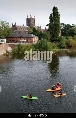 Hereford, mostrando la cattedrale e il fiume Wye con un gruppo di kyakers. Foto Stock