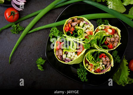 Shawarma da succosa carne di manzo, lattuga, pomodori, cetrioli, la paprika e la cipolla nel pane pita con spinaci. Menù dietetici Foto Stock