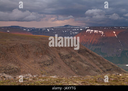 Tabella montagne in altopiano Putorana. A nord della Russia. Il tramonto. Foto Stock