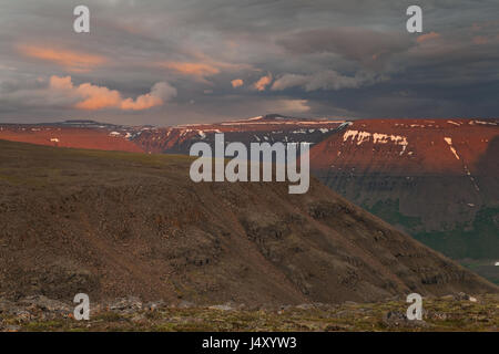 Tabella montagne in altopiano Putorana. A nord della Russia. Il tramonto. Foto Stock