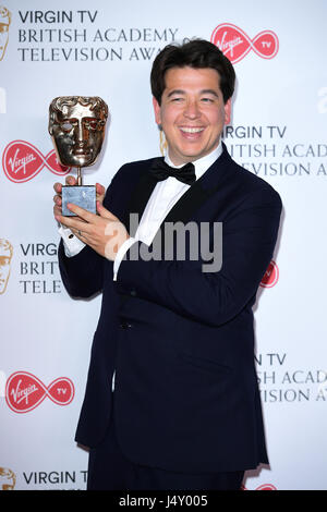 Michael mcintyre con il premio per la migliore performance di intrattenimento in sala stampa al Virgin TV British Academy Awards televisione 2017 tenutasi presso la Sala del Festival a Southbank Centre di Londra. Stampa foto di associazione. Picture Data: domenica 14 maggio, 2017. Vedere PA storia SHOWBIZ BAFTA. Foto di credito dovrebbe leggere: Ian West/PA FILO Foto Stock